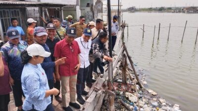 Wali Kota Semarang, Agustina Wilujeng Pramestuti saat meninjau kawasan pesisir di Tambakrejo. (dok Pemkot Semarang)