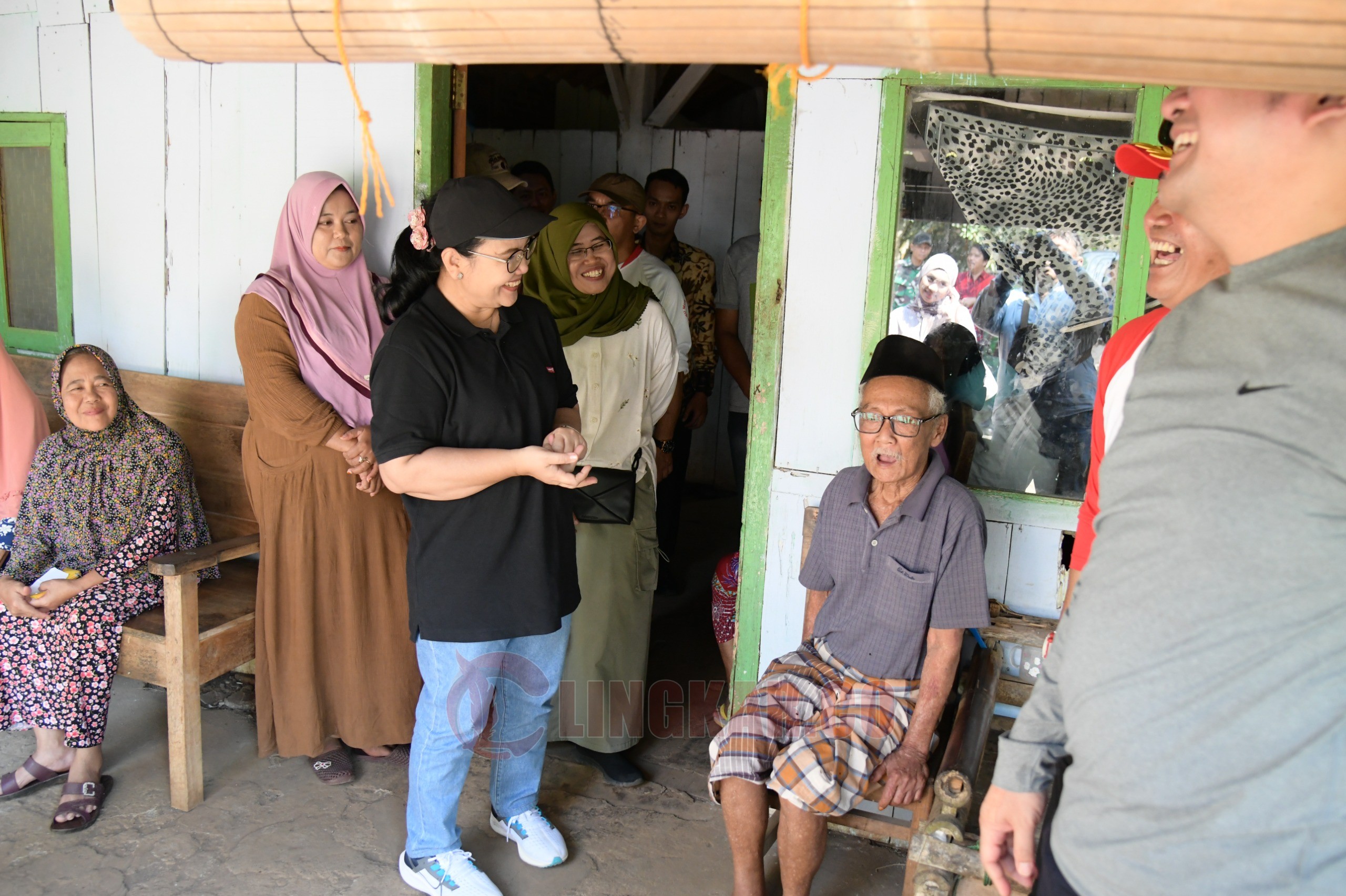 Wali Kota Semarang, Agustina Wilujeng Pramestuti mengunjungi langsung lokasi penerima bantuan perbaikan Rumah Tidak Layak Huni (RTLH) tahun 2025. (dok Pemkot Semarang)