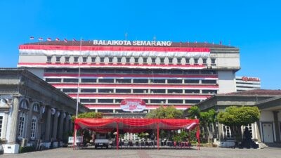 Pemkot Semarang bentangkan bedara merah putih di gedung Balaikota Semarang dalam menyambut HUT ke-80 RI. (dok Alan Henry)