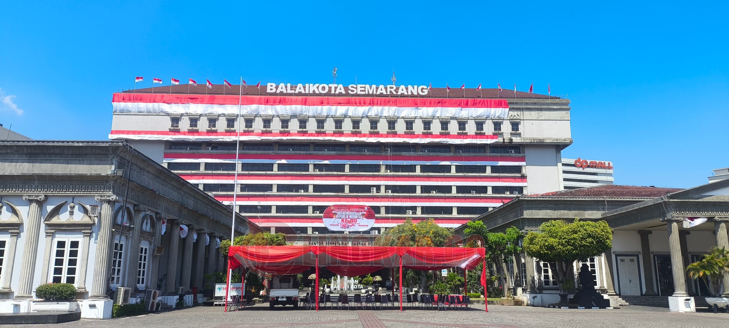 Pemkot Semarang bentangkan bedara merah putih di gedung Balaikota Semarang dalam menyambut HUT ke-80 RI. (dok Alan Henry)
