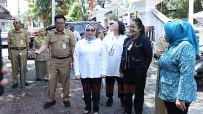 Menteri PPPA, Arifatul Choiri Fauzi disampingi Wali Kota Semarang, Agustina saat mengunjungi UPTD Perlindungan Perempuan dan Anak di Gedung PKK Kota Semarang. (dok Pemkot Semarang)