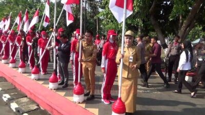 Bupati Kendal Dyah Kartika Permanasari bersama Forkopimdalakukan pemasangan bendera Merah Putih di Alun-Alun Kendal. (dok Yoedhi W)