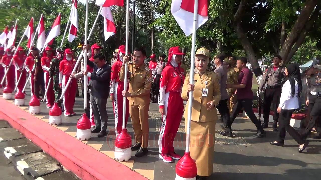 Bupati Kendal Dyah Kartika Permanasari bersama Forkopimdalakukan pemasangan bendera Merah Putih di Alun-Alun Kendal. (dok Yoedhi W)