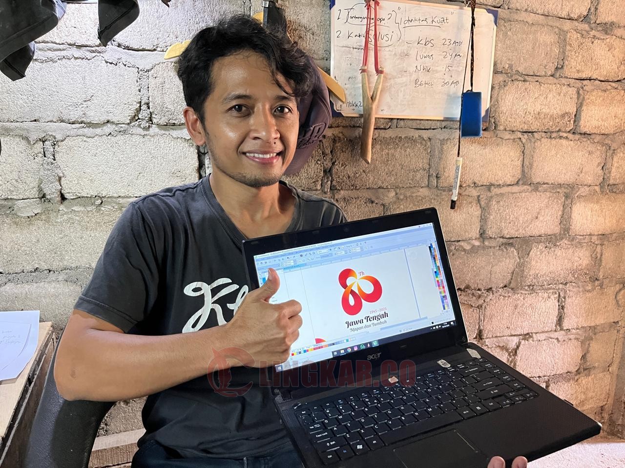 Yusup Kristiyanto warga Dusun Tunggul, RT 03 RW 4, Desa Jarum, Kecamatan Bayat, Kabupaten Klaten, pembuat logo HUT ke-80 Provinsi Jateng. (dok Pemprov Jateng)