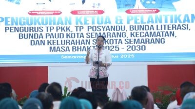 Wali Kota Semarang, Agustina Wilujeng Pramestuti saat menghadiri pengukuhan dan pelantikan Pengurus Tim Penggerak Pemberdayaan dan Kesejahteraan Keluarga (TP PKK) dan Tim Penggerak Posyandu Kota Semarang masa bakti 2025–2030. (dok Pemkot Semarang)