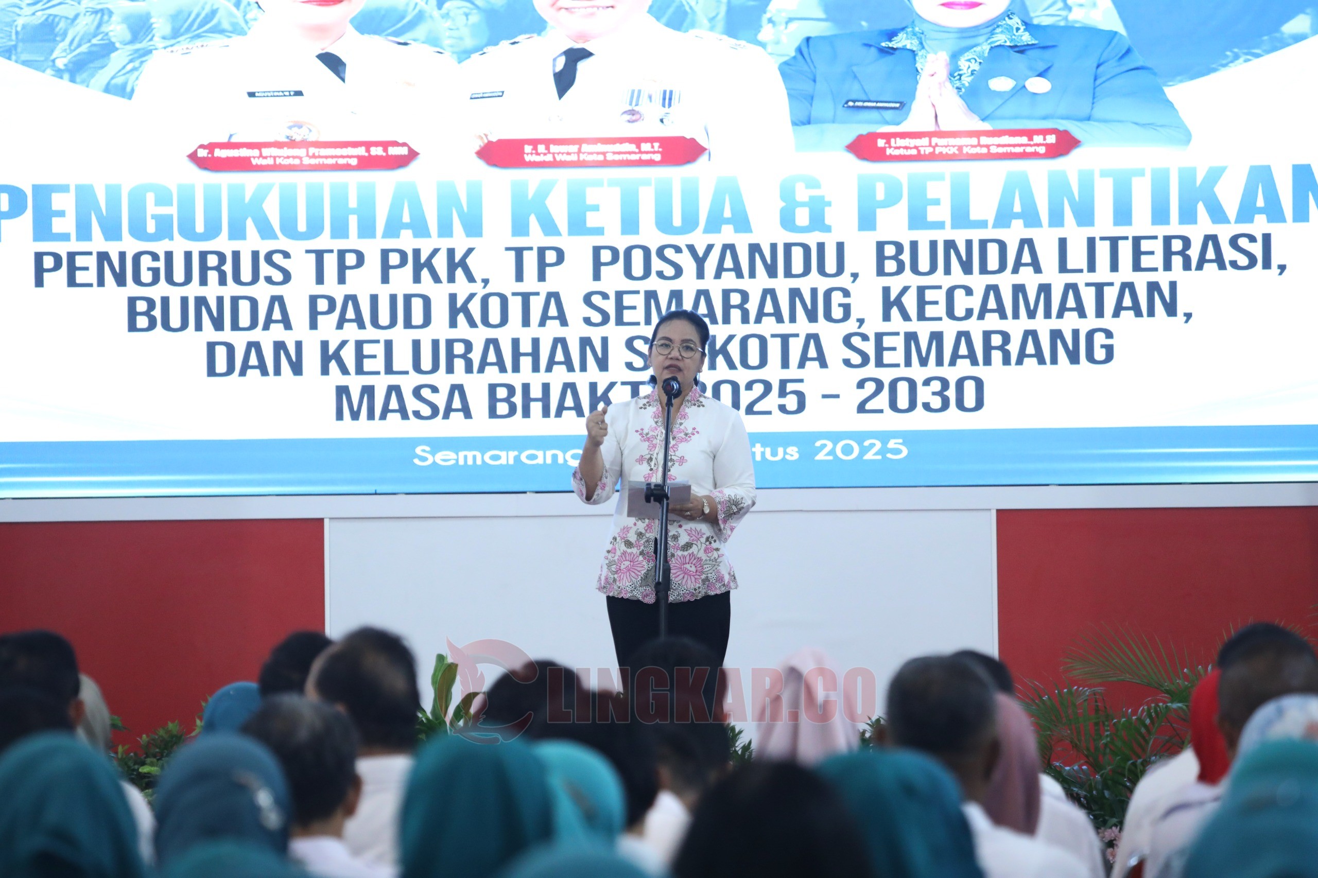Wali Kota Semarang, Agustina Wilujeng Pramestuti saat menghadiri pengukuhan dan pelantikan Pengurus Tim Penggerak Pemberdayaan dan Kesejahteraan Keluarga (TP PKK) dan Tim Penggerak Posyandu Kota Semarang masa bakti 2025–2030. (dok Pemkot Semarang)