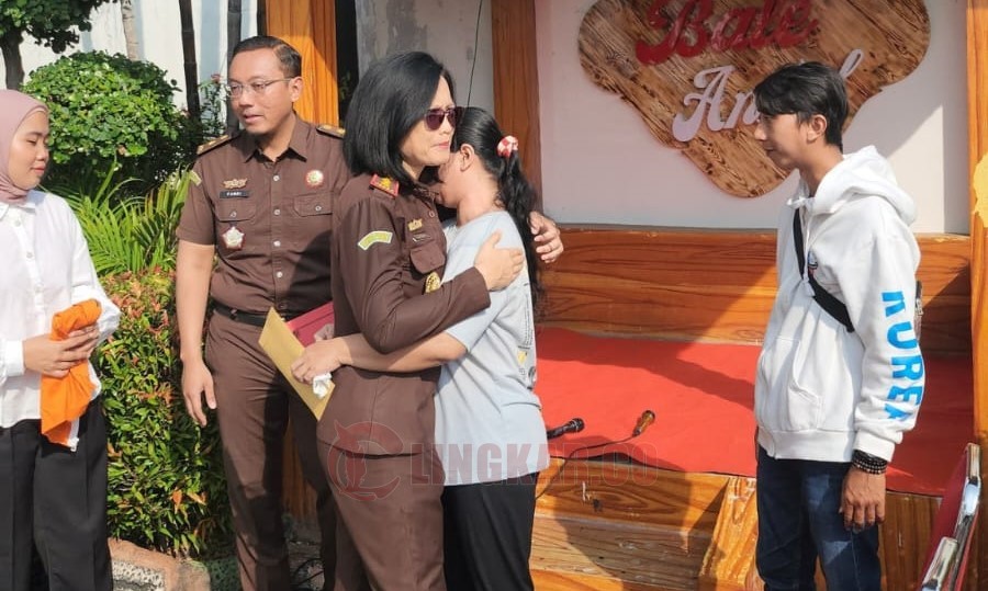 Kepala Kejari Kendal, Lila Nasution bersama jajarannya selesaikan dua perkara lewat Restorative Justice. (dok Yoedhi W)