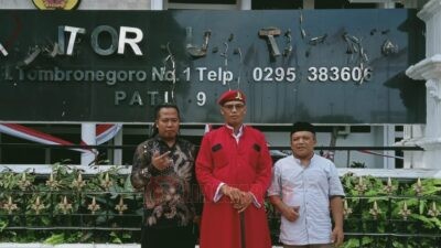 Kyai Merah (tengah) yang datang jauh-jauh dari Purworejo untuk melakukan agenda ziarah dan berdoa di depan Kantor Bupati Pati. (dok Lukman Khakim)