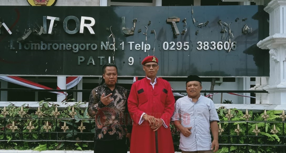 Kyai Merah (tengah) yang datang jauh-jauh dari Purworejo untuk melakukan agenda ziarah dan berdoa di depan Kantor Bupati Pati. (dok Lukman Khakim)