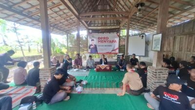 Ketua DPRD Kabupaten Purworejo, Tunaryo SSos saat berdiskusi dengan generasi milenial terkait pertanian. (dok Lukman Khakim)