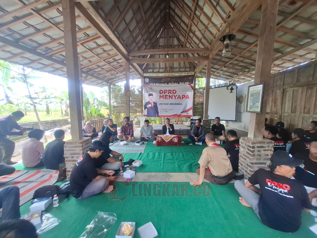 Ketua DPRD Kabupaten Purworejo, Tunaryo SSos saat berdiskusi dengan generasi milenial terkait pertanian. (dok Lukman Khakim)