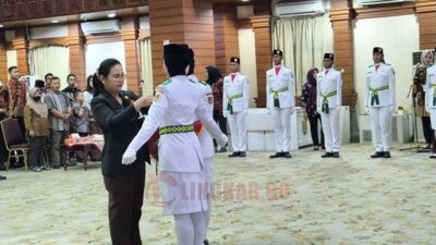 Wali Kota Semarang, Agustina Wilujeng pramestuti kukuhkan 27 anggota Paskibraka di Balaikota Semarang. (dok Alan Henry)