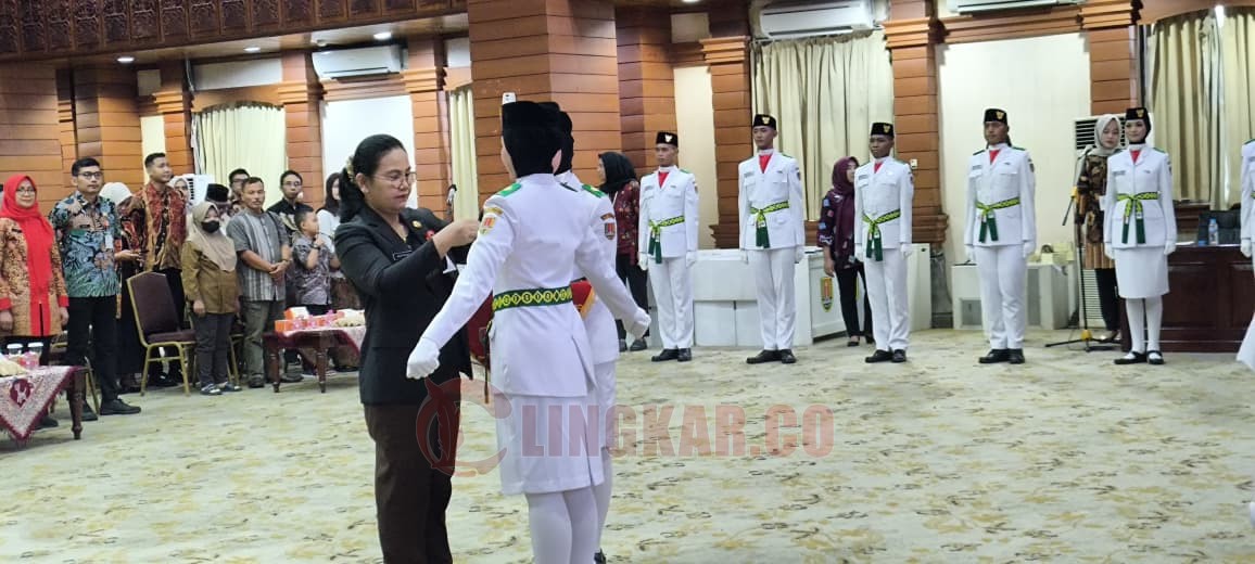 Wali Kota Semarang, Agustina Wilujeng pramestuti kukuhkan 27 anggota Paskibraka di Balaikota Semarang. (dok Alan Henry)
