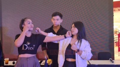 Amel dan Feby psy war dalam sesi face off event No Limits Championship di The Park Mall. (dok Istimewa)