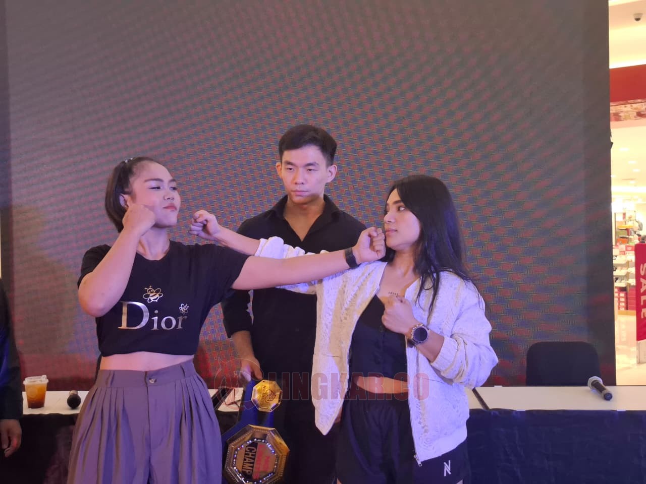 Amel dan Feby psy war dalam sesi face off event No Limits Championship di The Park Mall. (dok Istimewa)