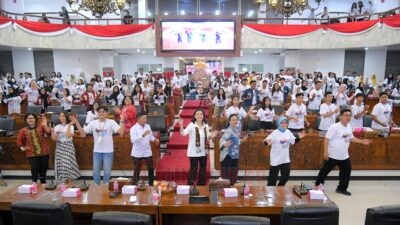 Wali Kota Semarang, Agustina Wilujeng Pramestuti dan Wakil Menteri Pemberdayaan Perempuan dan Perlindungan Anak (PPPA), Veronica Tan bersama anak-anak lakukan flash mob di konferensi Anak yang digelar bertepatan dengan peringatan Hari Anak Nasional 2025. (dok Pemkot Semarang)