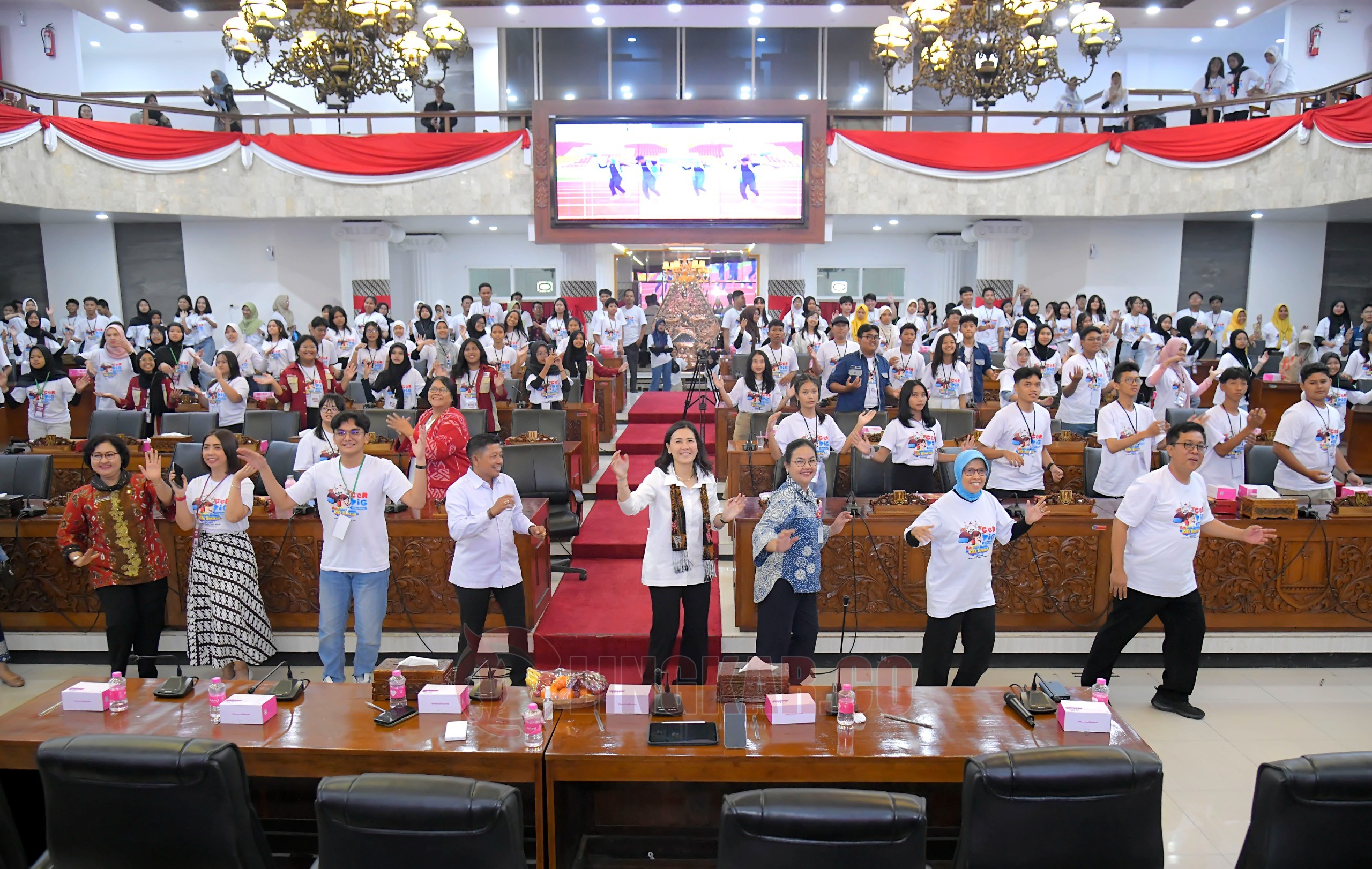 Wali Kota Semarang, Agustina Wilujeng Pramestuti dan Wakil Menteri Pemberdayaan Perempuan dan Perlindungan Anak (PPPA), Veronica Tan bersama anak-anak lakukan flash mob di konferensi Anak yang digelar bertepatan dengan peringatan Hari Anak Nasional 2025. (dok Pemkot Semarang)