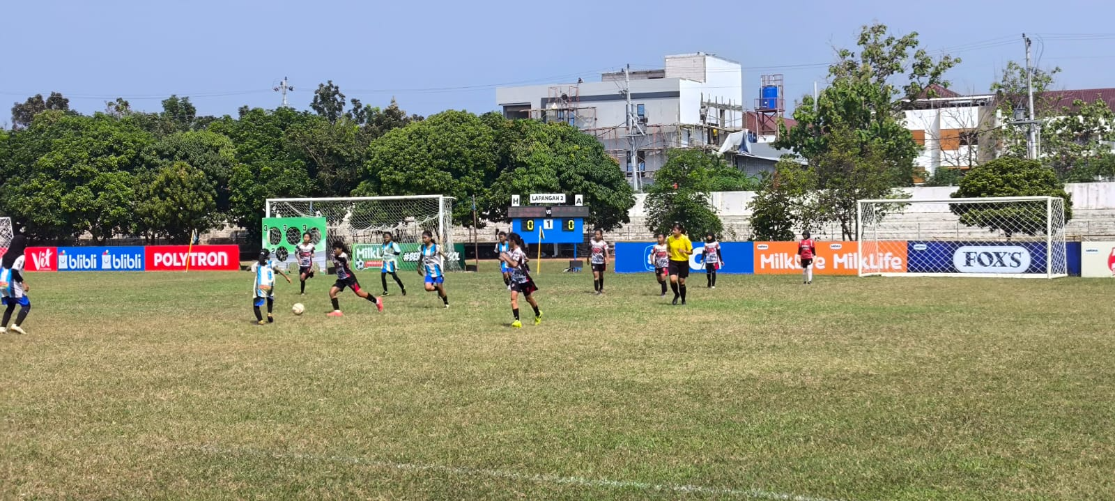 Laga sepak bola putri di ajang MilkLife Soccer Challenge Semarang Seri 1 2025/2026. (dok Alan Henry)