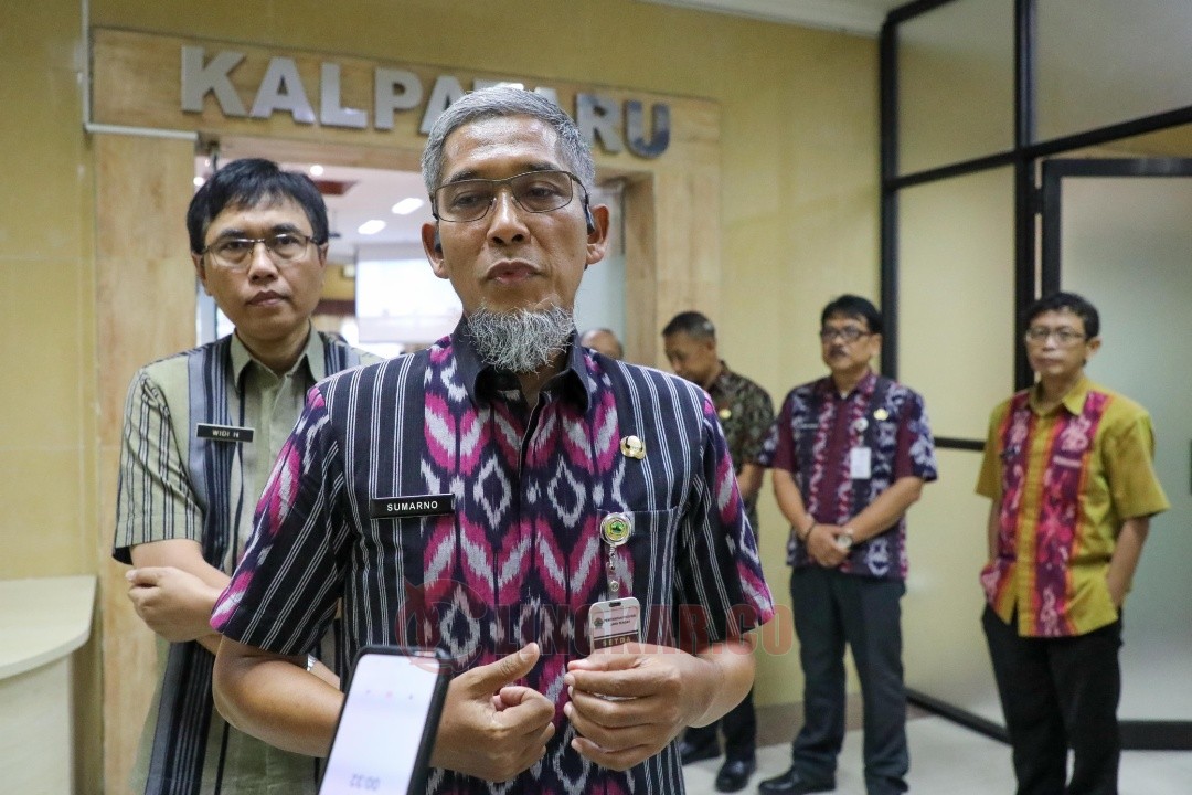 Sekda Jateng Sumarno saat ditemui wartawan seusai Rapat Koordinasi Satuan Tugas Penuntasan Sampah Jawa Tengah, Selasa (09/09/2025) di Aula Kalpataru, Kantor Dinas Lingkungan Hidup dan Kehutanan Provinsi Jawa Tengah. Foto: dokumentasi