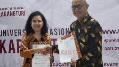 Rektor Universitas Nasional Karangturi (Unkartur) Lusiawati Dewi berfoto bersama Direktur Semarang Zoo seusai penandatanganan Memorandum of Understanding (MoU) di Taman Satwa Semarang, Selasa (9/9/2025) siang. Foto: dokumentasi