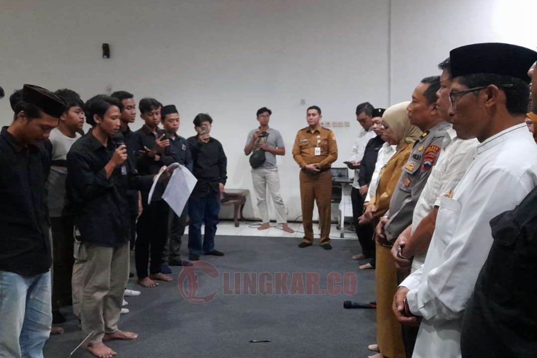 Perwakilan BEM Kendal saat menyampaikan tuntutan terhadap Pemkab Kendal. Foto: Yoedhi/Lingkar.co