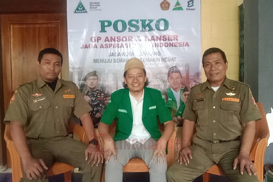 Ketua PC GP Ansor Kota Semarang Abdur Rahman dan dua personel Banser di posko aspirasi. Foto: istimewa