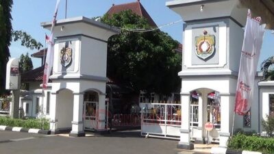 Kendal Mencekam, Pemkab dan DPRD Dijaga Ketat TNI-Polri, 11 Sekolah Diliburkan