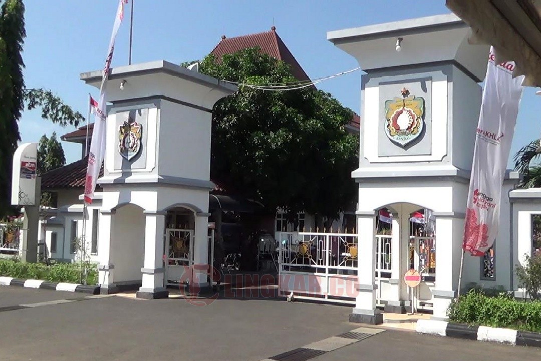Kendal Mencekam, Pemkab dan DPRD Dijaga Ketat TNI-Polri, 11 Sekolah Diliburkan. Foto: Yoedhi/Lingkar.co
