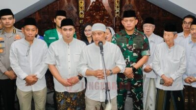 Gubernur, Wagub, dan Forkopimda serta berbagai Ormas Jawa Tengah saat Doa Bersama Lintas Agama di Wisma Perdamaian, Minggu (31/8/2025) malam. Foto: dokumentasi