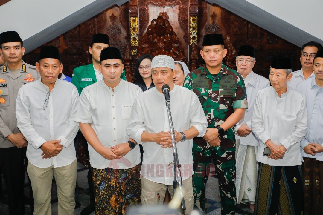 Gubernur, Wagub, dan Forkopimda serta berbagai Ormas Jawa Tengah saat Doa Bersama Lintas Agama di Wisma Perdamaian, Minggu (31/8/2025) malam. Foto: dokumentasi