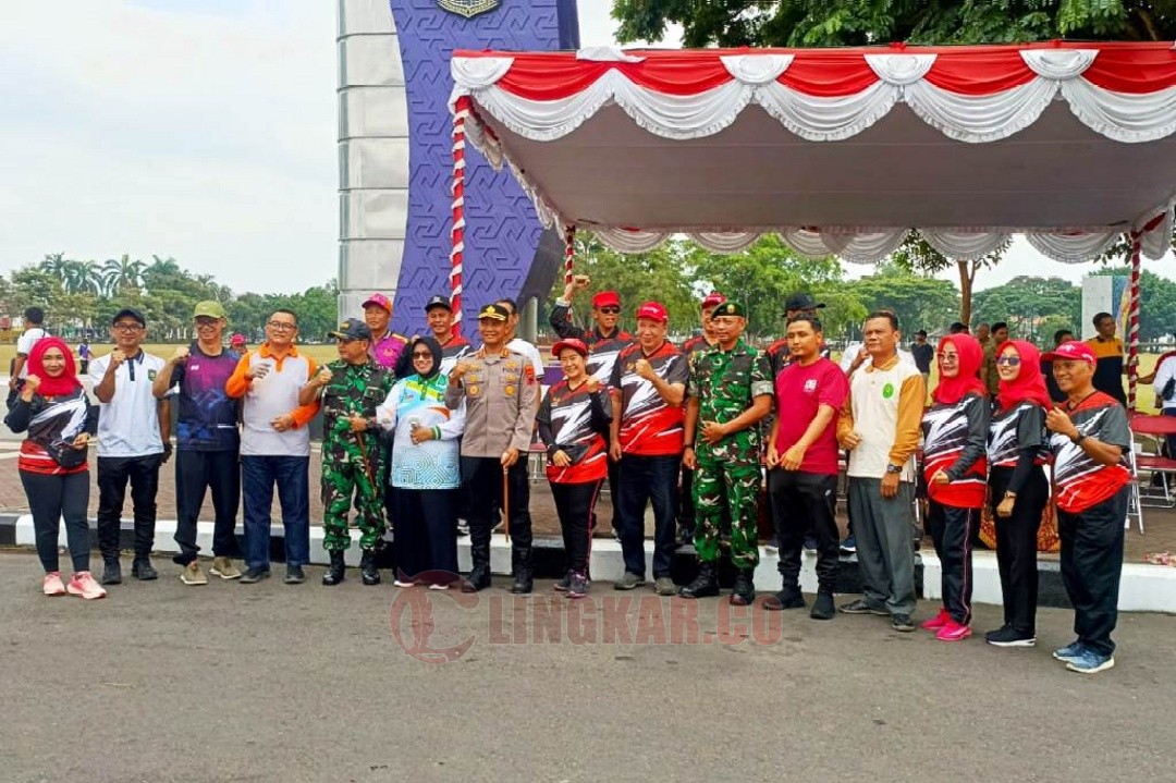 Foto bersama. Pimpinan DPRD Kabupaten Purworejo, Rokhman (tiga dari kiri) berfoto bersama usai mengikuti upacara peringatan HAORNAS.