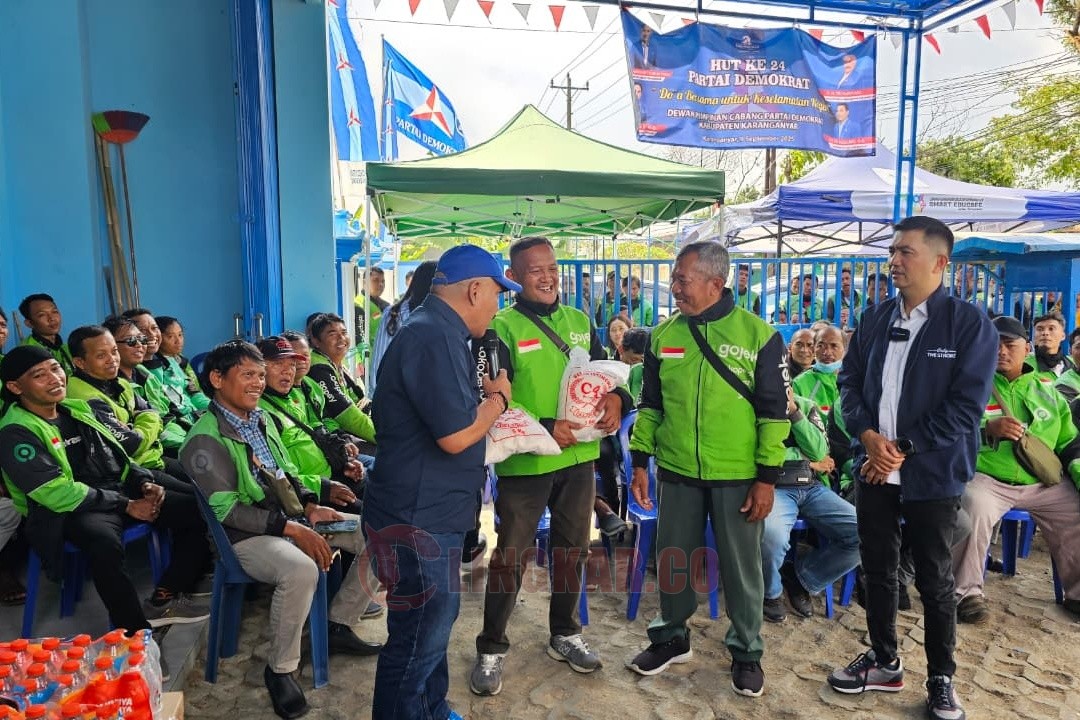SERAP ASPIRASI: Anggota Fraksi Demokrat DPRD Jateng Asrar saat menyerap aspirasi dengan komunitas ojek online di Kabupaten Karanganyar. Foto: dokumentasi