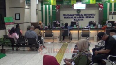 Suasana di Pengadilan Agama Kabupaten Kendal. Foto: Yoedhi/Lingkar.co