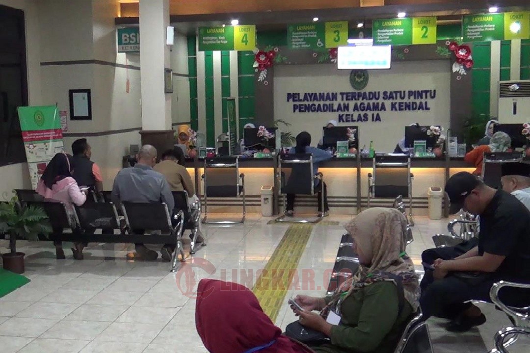 Suasana di Pengadilan Agama Kabupaten Kendal. Foto: Yoedhi/Lingkar.co