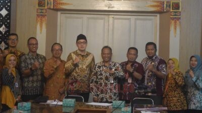 Foto Bersama. Wabup Purworejo, Dion Agasi berfoto bersama seusai menerima audiensi Kelompok Kerja Perumahan dan Kawasan Permukiman (Pokja PKP) Provinsi Jawa Tengah dengan Pokja PKP Kabupaten Purworejo. Foto: Lukman/Lingkar.co