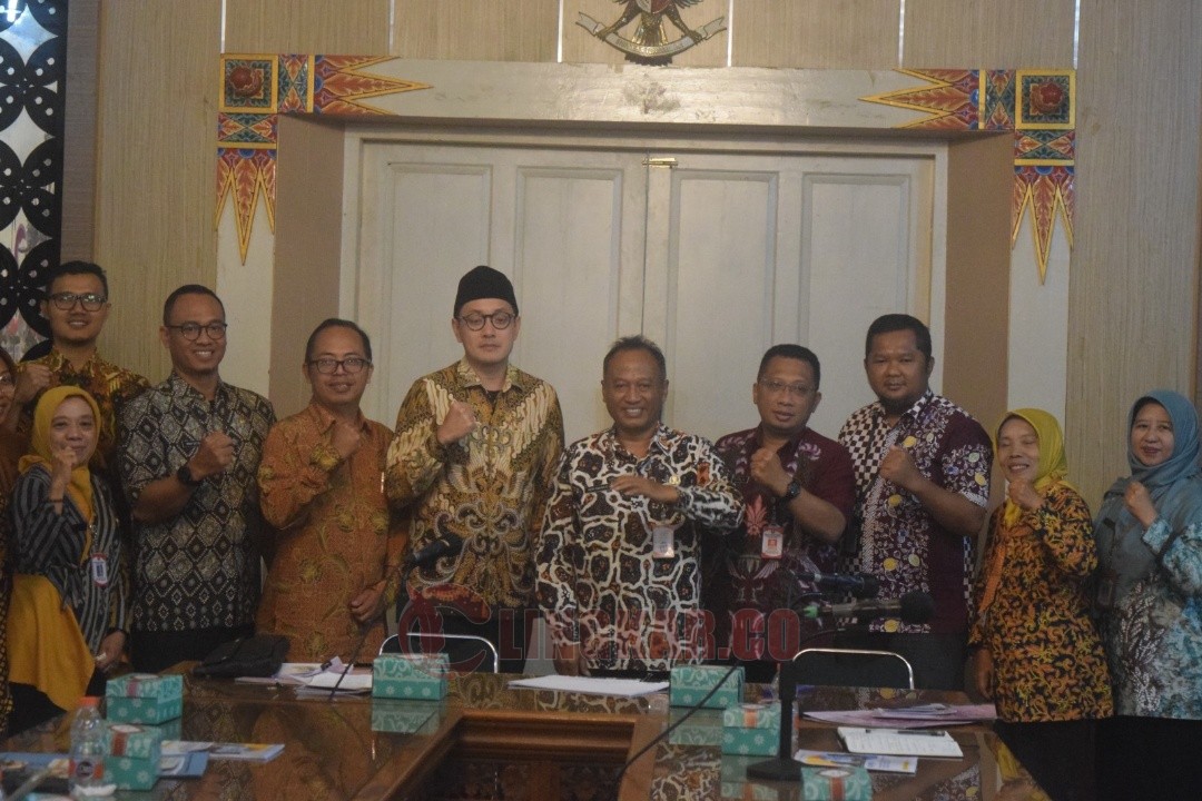 Foto Bersama. Wabup Purworejo, Dion Agasi berfoto bersama seusai menerima audiensi Kelompok Kerja Perumahan dan Kawasan Permukiman (Pokja PKP) Provinsi Jawa Tengah dengan Pokja PKP Kabupaten Purworejo. Foto: Lukman/Lingkar.co