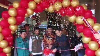 Prosesi pembukaan Optik Kustin Cabang Mrican pada Sabtu (13/9/2025). Foto: istimewa