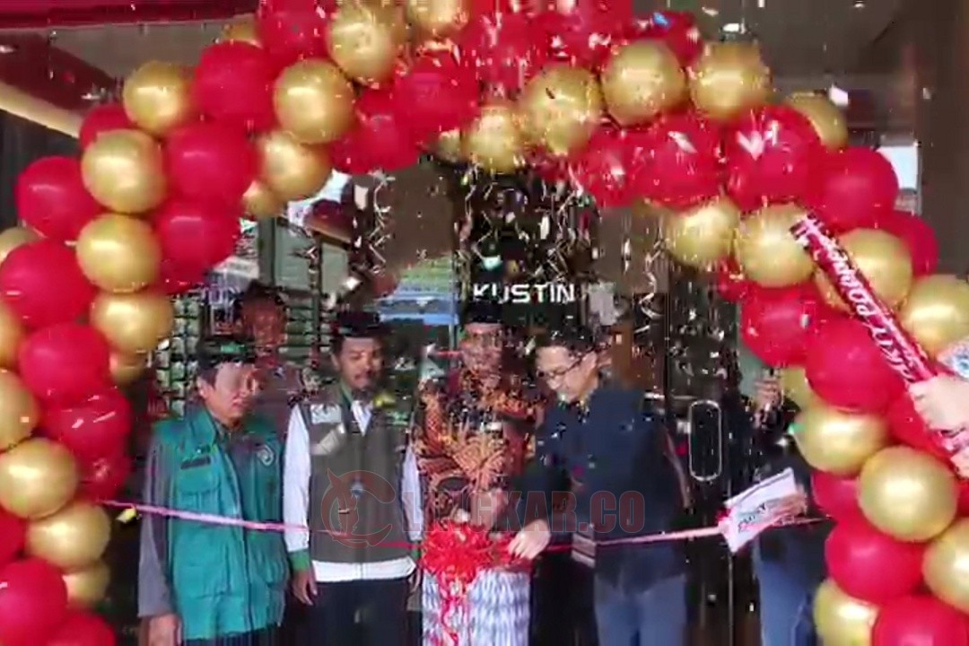 Prosesi pembukaan Optik Kustin Cabang Mrican pada Sabtu (13/9/2025). Foto: istimewa