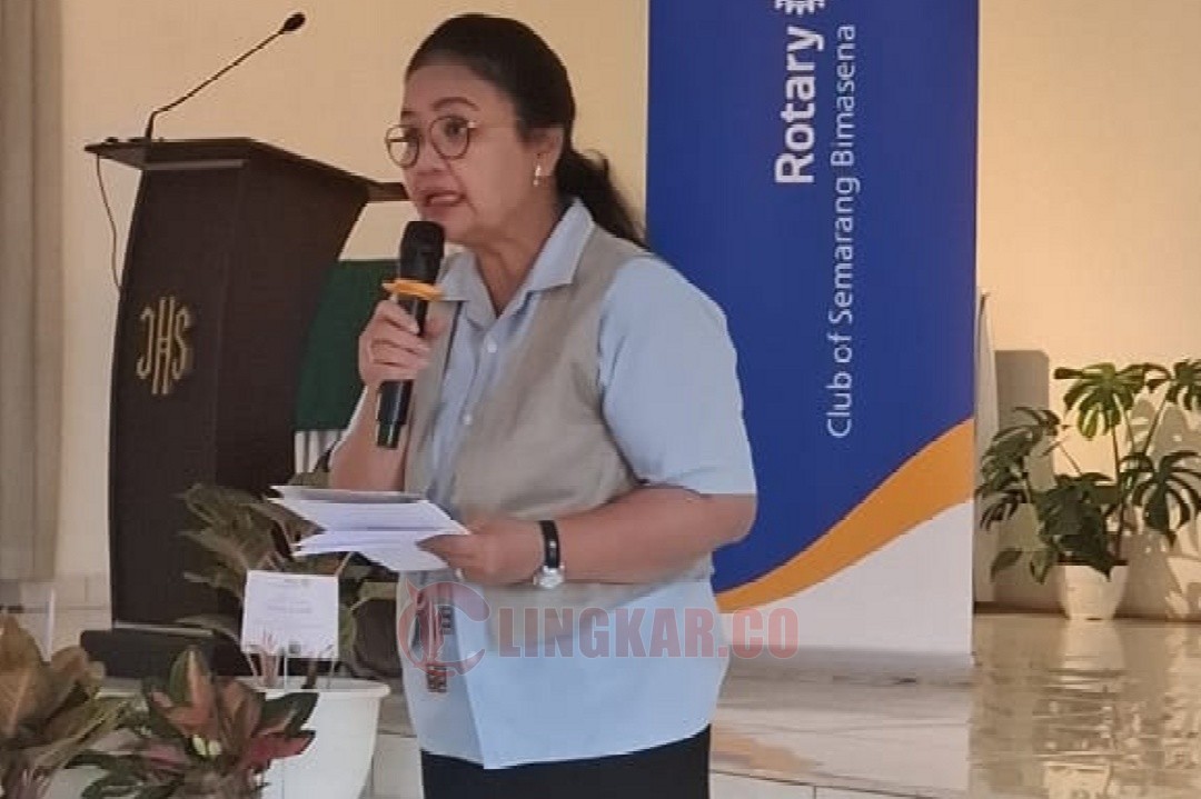 Wali Kota Semarang Agustina Wilujeng Pramestuti saat menghadiri Diskusi dan Pelatihan 'Olah Sampah Organik Jadi Berkah' yang diinisiasi oleh Rotary Club of Semarang Bimasena bersama mitra komunitas lingkungan.pada Sabtu (13/9/ 2025) di Aula Santa Anna, Wisma Lansia Harapan Asri, Kecamatan Banyumanik, Kota Semarang. Foto:Muso/Lingkar.co