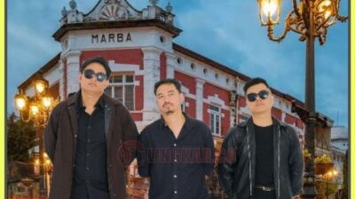 Personel Sepulang Kantor: dari kiri ke kanan, Hanif (bassis & vokalis), Azka (drummer), Haidar (gitaris). Kolase foto: Lingkar.co