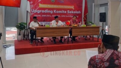 Ketua Dewan Pendidikan Kota Semarang Dr Drs Budiyanto SH MHum saat memaparkan materi Up Grading Komite Sekolah di kampus Graha Wisata Hotel School Semarang, Sabtu (14/9/2025). Foto: Rifqi/Lingkar.co