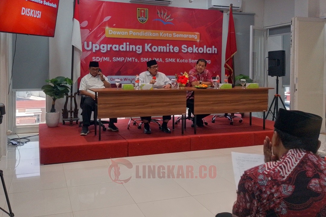 Ketua Dewan Pendidikan Kota Semarang Dr Drs Budiyanto SH MHum saat memaparkan materi Up Grading Komite Sekolah di kampus Graha Wisata Hotel School Semarang, Sabtu (14/9/2025). Foto: Rifqi/Lingkar.co