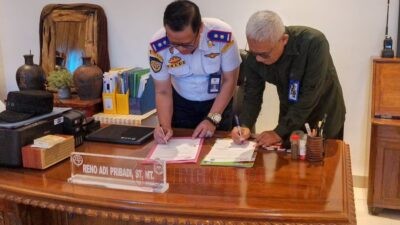 Kepala Terminal Tipe A Mangkang, Reno Adi Pribadi dan Direktur PT Taman Satwa Semarang Bimo Wahyu Widodo saat menandatangani perjanjian kerja sama di kantor Terminal Tipe A Mangkang, Kota Semarang.