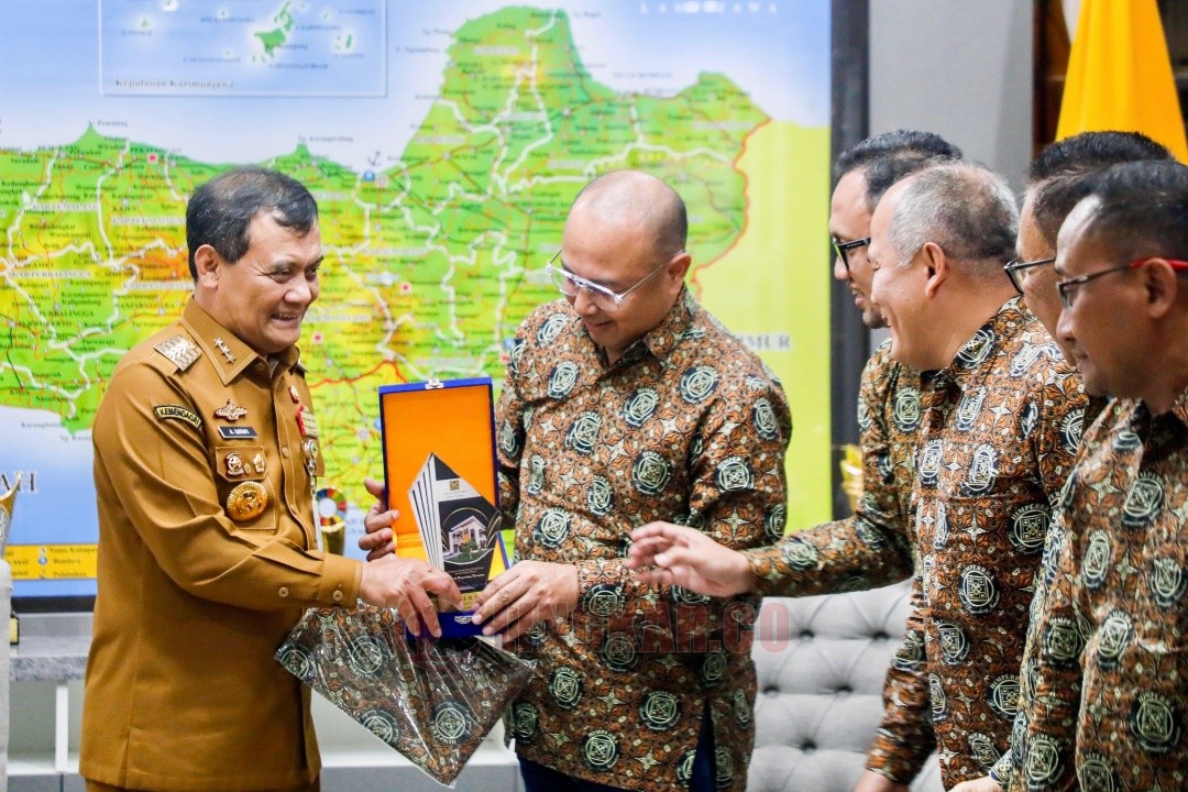 Dewan Pengurus Daerah (DPD) Asosiasi Perumahan Himpunan Pengembang Permukiman dan Perumahan Rakyat (Himperra) Jawa Tengah melakukan audiensi dengan Gubernur Jawa Tengah di ruang kerjanya, Senin (15/9/2025).