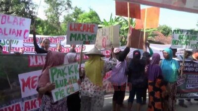 Aksi penolakan warga terhadap usaha galian C pada Juni 2025 lalu di Desa Tunggulsari, Kecamatan Brangsong, Kabupaten Kendal. Foto: Yoedhi/Lingkar.co