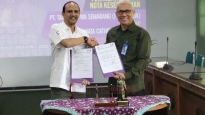 Rektor Unika Soegijapranata Robertus Setiawan Aji Nugroho, ST., MComIT., PhD dan Direktur Semarang Zoo Bimo Wahyu Widodo saat acara penandatanganan kerja sama di ruang rektor, Senin (15/9/2025). Foto: dokumentasi