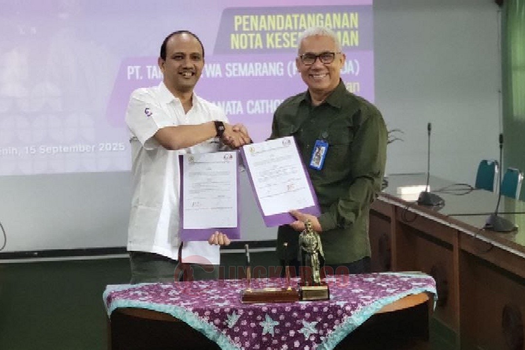 Rektor Unika Soegijapranata Robertus Setiawan Aji Nugroho, ST., MComIT., PhD dan Direktur Semarang Zoo Bimo Wahyu Widodo saat acara penandatanganan kerja sama di ruang rektor, Senin (15/9/2025). Foto: dokumentasi