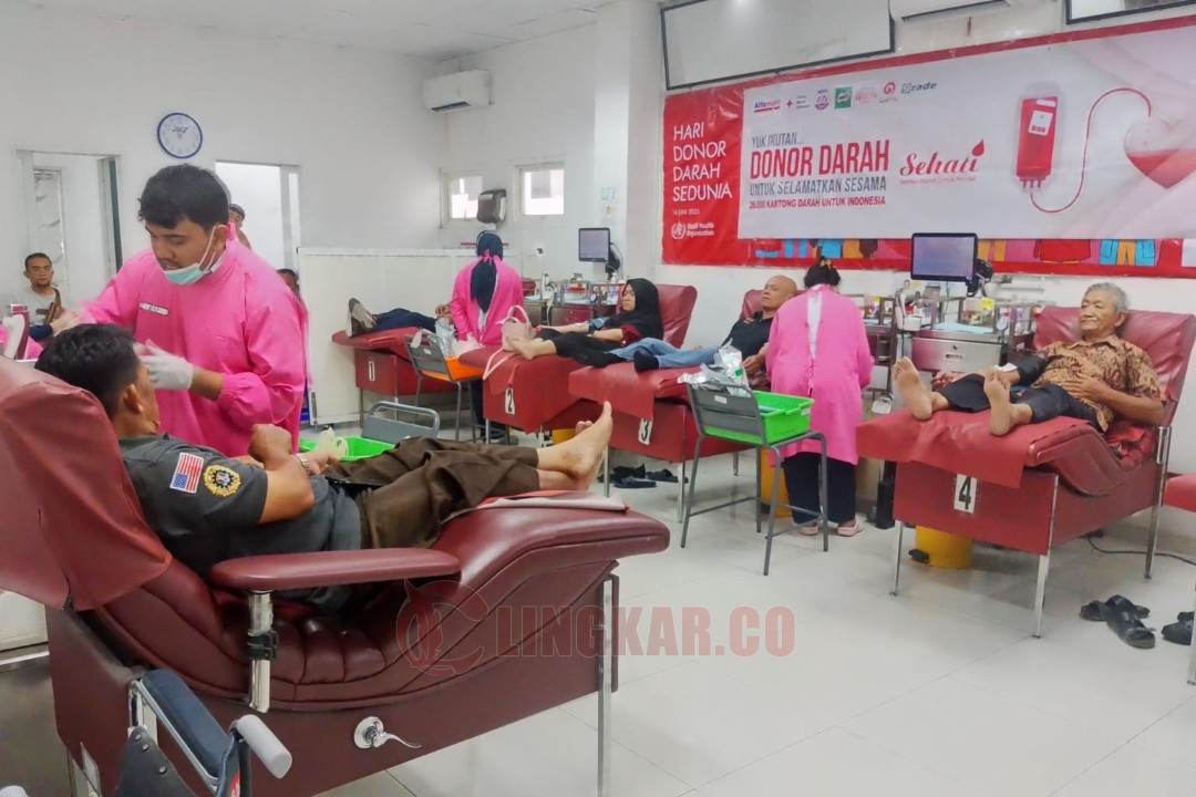Kegiatan donor darah sukarela bersama Alfamart di UDD PMI Kota Semarang, Rabu (17/9/2025) pagi. Foto: Rifqi/Lingkar.co