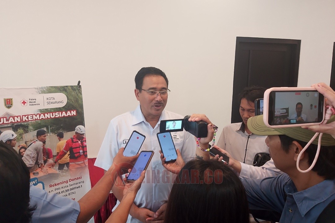 Ketua PMI Kota Semarang awal Prasetyo saat wawancara media dengan sejumlah wartawan sesuai Gathering Media di aula lantai 4 Gedung UDD PMI Kota Semarang, Rabu (17/9/2025) pagi. Foto: Rifqi/Lingkar.co