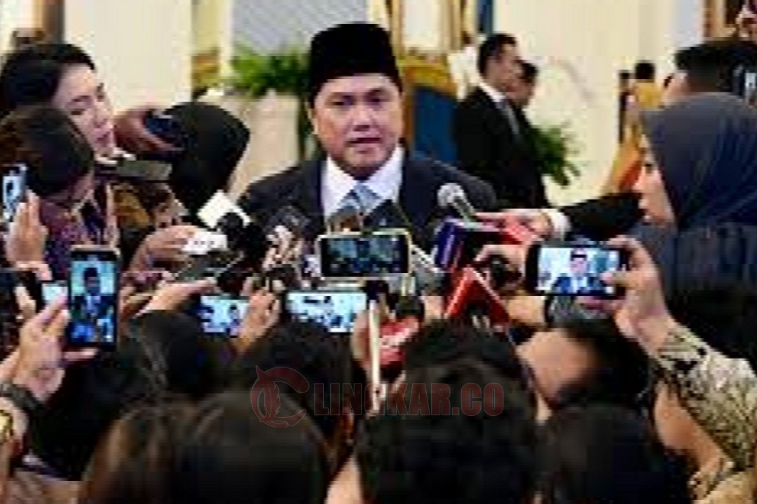 Erick Thohir saat diwawancarai oleh sejumlah wartawan seusai dilantik menjadi Menpora oleh Presiden Prabowo Subianto. Foto: istimewa